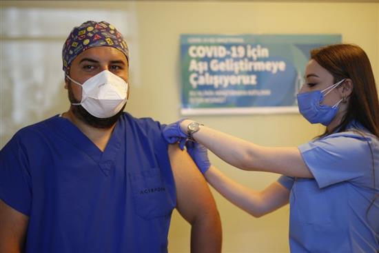 10月9日，伊斯坦布尔的医生试接种中国新冠疫苗。